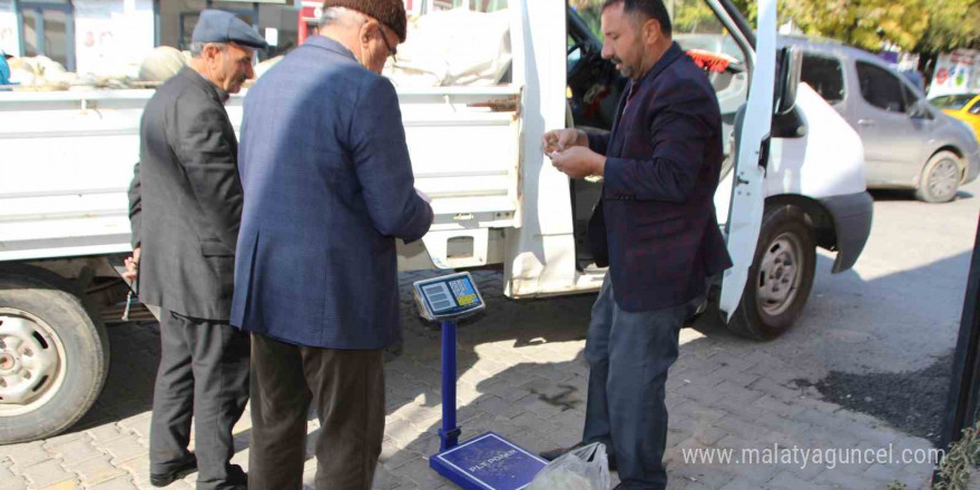 Muş merkezde yetiştirdiği kabakları Varto’da satıyor