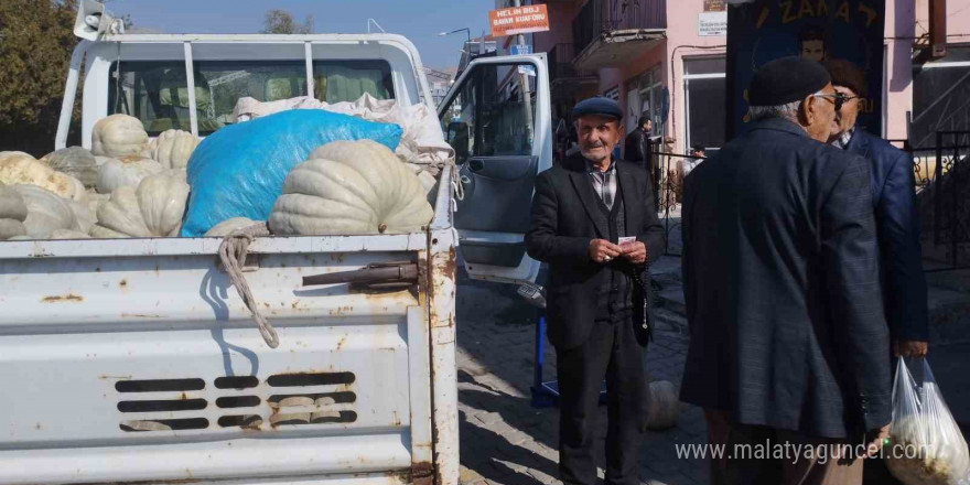 Muş merkezde yetiştirdiği kabakları Varto’da satıyor