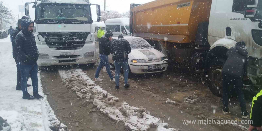 Muş’ta 3 aracın karıştığı zincirleme kaza meydana geldi