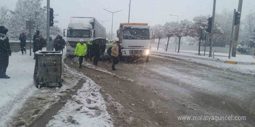 Muş’ta 3 aracın karıştığı zincirleme kaza meydana geldi