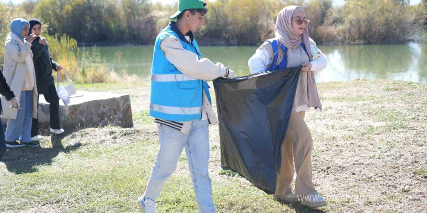 Muş’ta 500 genç el ele çöp topladı