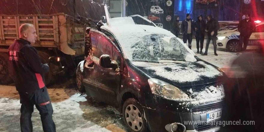 Muş’ta buzlu yolda çekiciye çarpan otomobildeki 5 kişi yarandı