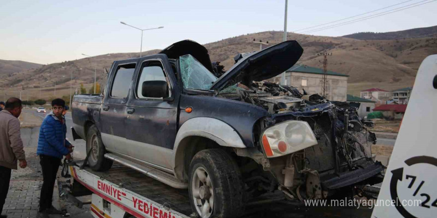 Muş’ta hafif ticari araç ile kamyon çarpıştı: 3 yaralı