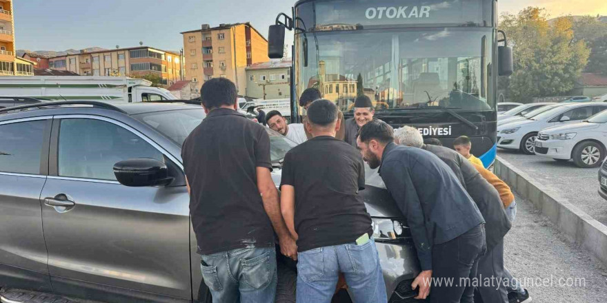 Muş’ta hatalı park edilen aracı vatandaşlar el birliğiyle yerinden kaldırdı