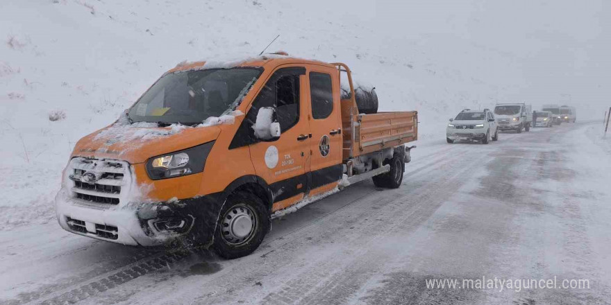 Muş’ta kar ve tipi nedeniyle mahsur kalan 10 araç kurtarıldı