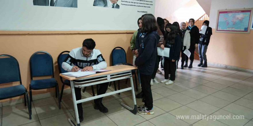 Muş’ta öğrencilere skolyoz taraması yapıldı