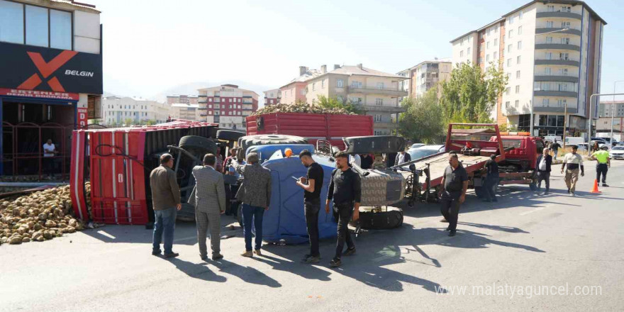 Muş’ta şeker pancarı yüklü traktör devrildi