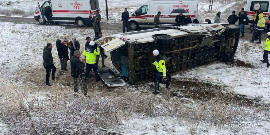 Muş’ta servis minibüsü devrildi: Sürücü ile 15 öğretmen yaralandı