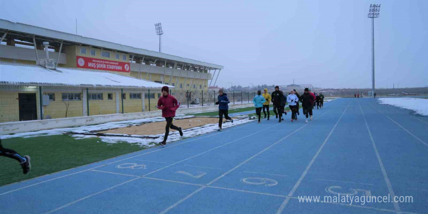 Muş’ta soğuk hava sporcuları durduramadı: Avrupa Kros Şampiyonası hazırlıkları sürüyor