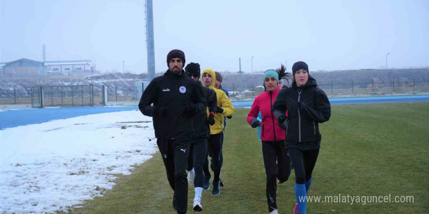 Muş’ta soğuk hava sporcuları durduramadı: Avrupa Kros Şampiyonası hazırlıkları sürüyor