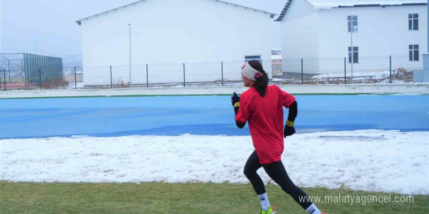 Muş’ta soğuk hava sporcuları durduramadı: Avrupa Kros Şampiyonası hazırlıkları sürüyor