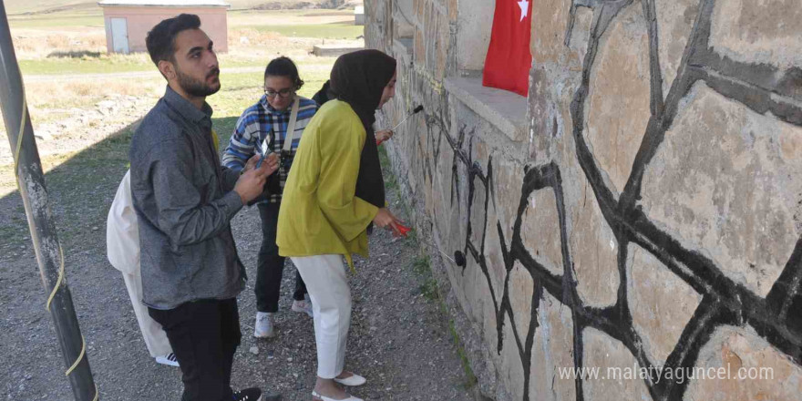 Muş’ta üniversite öğrencileri köy okullarını boyamaya devam ediyor