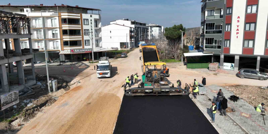 Mustafakemalpaşa’da asfalt mesaisi