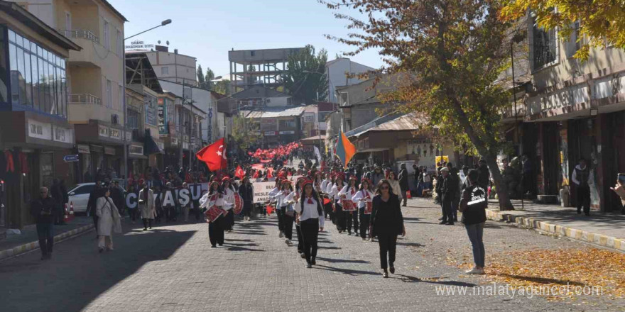 Muş’un Bulanık ilçesinde 200 metre uzunluğundaki Türk bayrağı ile ‘Cumhuriyet yürüyüşü’ yapıldı