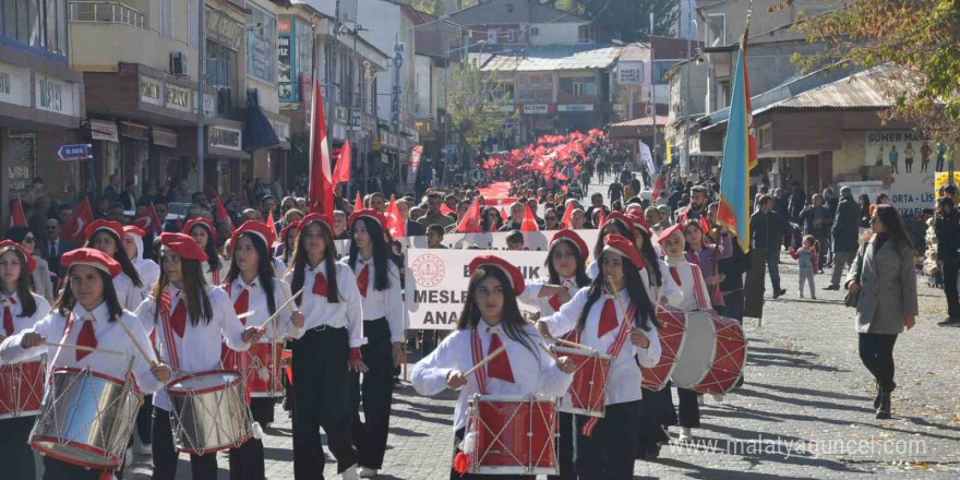 Muş’un Bulanık ilçesinde 200 metre uzunluğundaki Türk bayrağı ile ‘Cumhuriyet yürüyüşü’ yapıldı