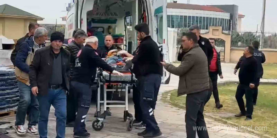 Müze tadilatında portatif asansör devrildi: 2 işçi yaralı