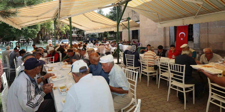 Namaz sonrası vatandaşlara yemek ikramında bulunuldu