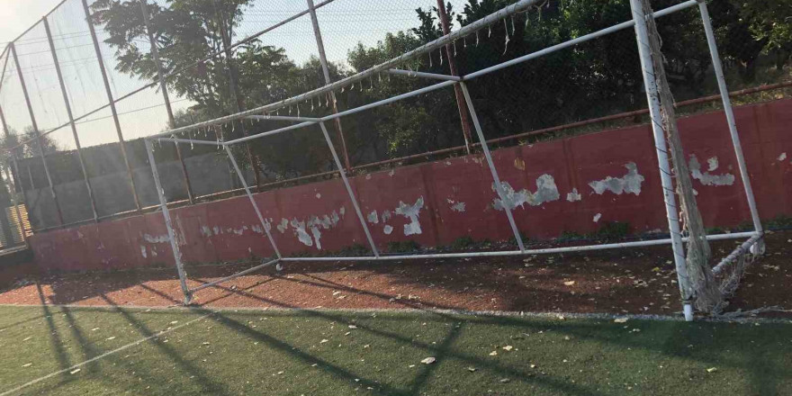 Narlıdere’deki Ali Artuner Stadyumu harabeye döndü