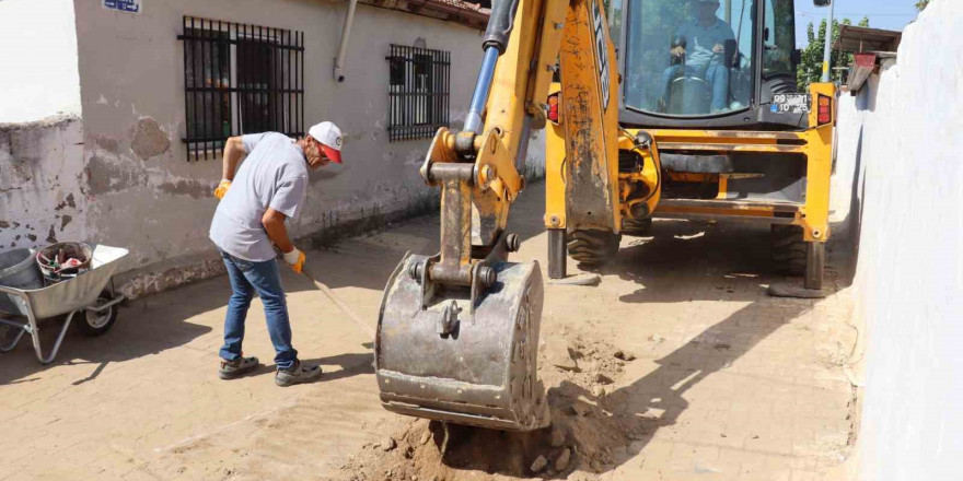 Nazilli Belediyesi İstiklal’de yolları yeniliyor