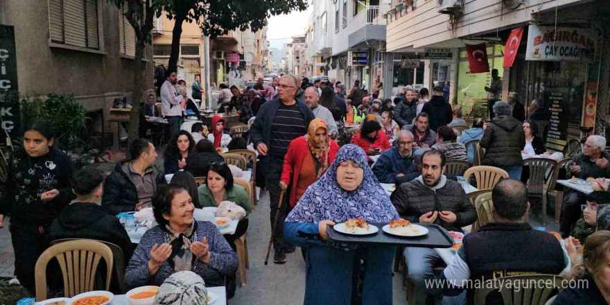 Nazilli’de Kuaförler Sokağı sakinleri iftarda buluştu