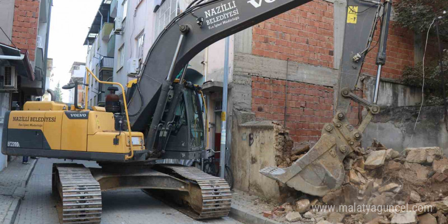 Nazilli’de metruk binaların yıkımı sürüyor