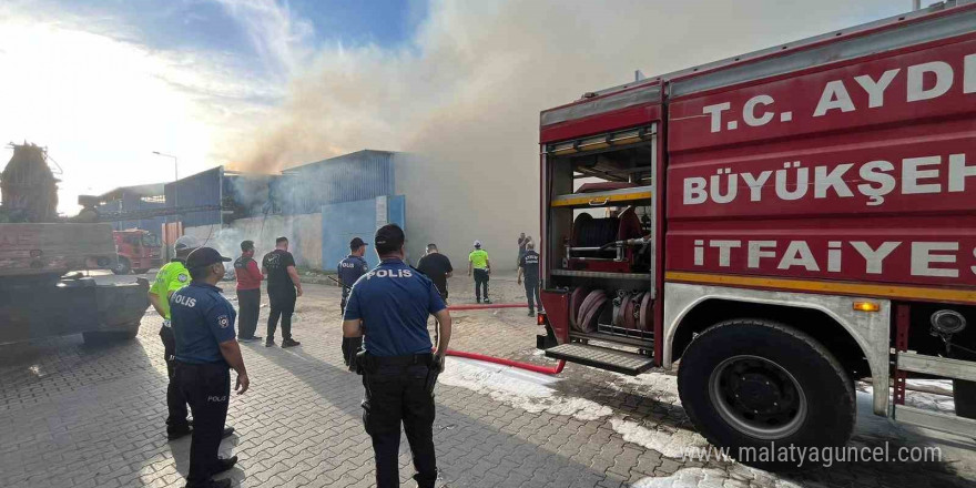 Nazilli’deki hurdacıda yangın çıktı: 2 kişi dumandan etkilendi