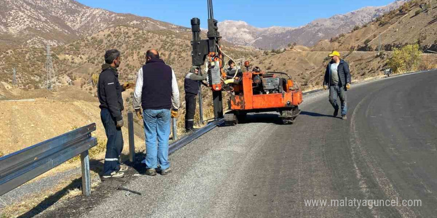 Nehri köyünün yolu çelik bariyerlere kavuştu