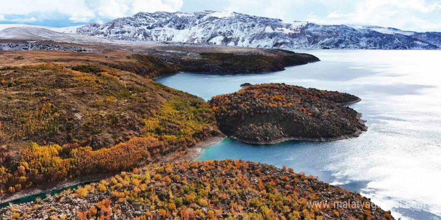 Nemrut Kalderası’nın bir yanı sonbahar bir yanı kış