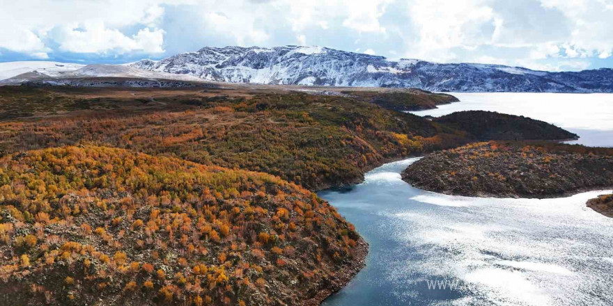 Nemrut Kalderası’nın bir yanı sonbahar bir yanı kış