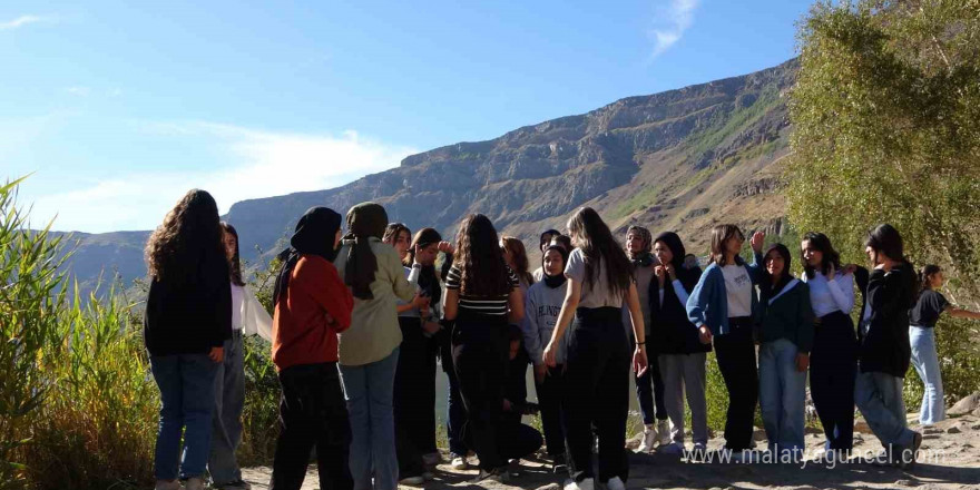 Nemrut Krater Gölü’ne ziyaretçi akını