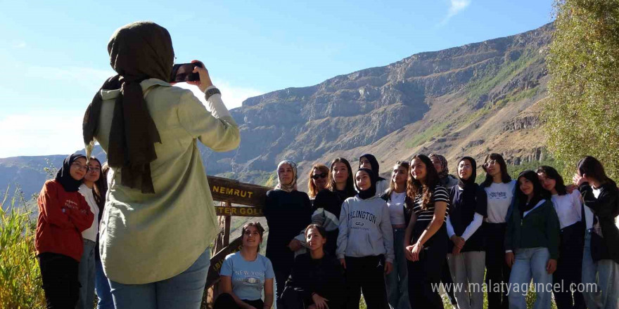 Nemrut Krater Gölü’ne ziyaretçi akını