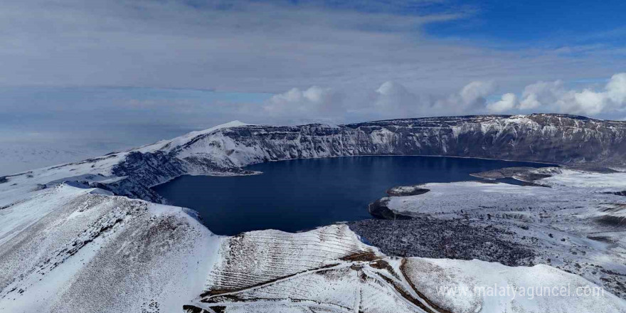 Nemrut Krater Gölü’nün karlı görüntüsü hayran bırakıyor