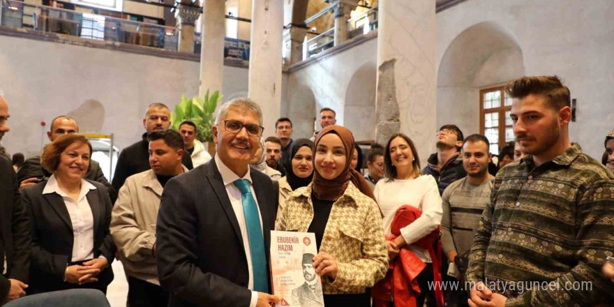 Niğde Valisi Çelik, yazar kimliği ile öğrencilerle buluştu