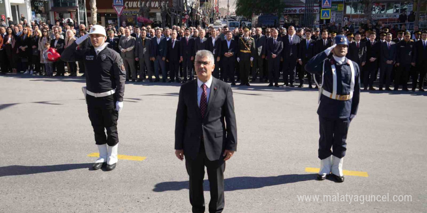 Niğde’de 29 Ekim kutlamaları çelenk sunma töreniyle başladı