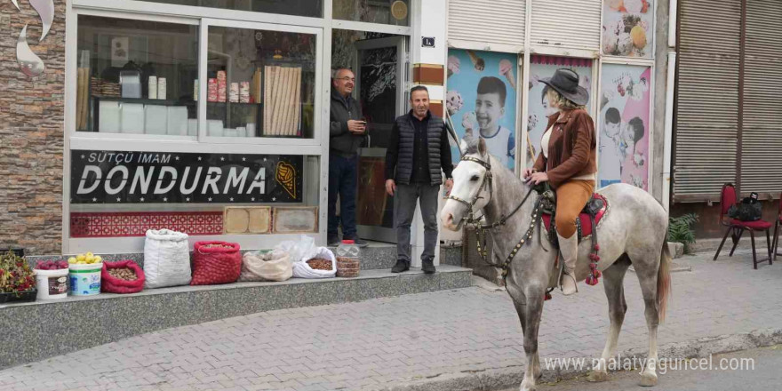 Niğde’nin kadın kovboy muhtarı, atıyla mahalle sakinlerini ziyaret ediyor