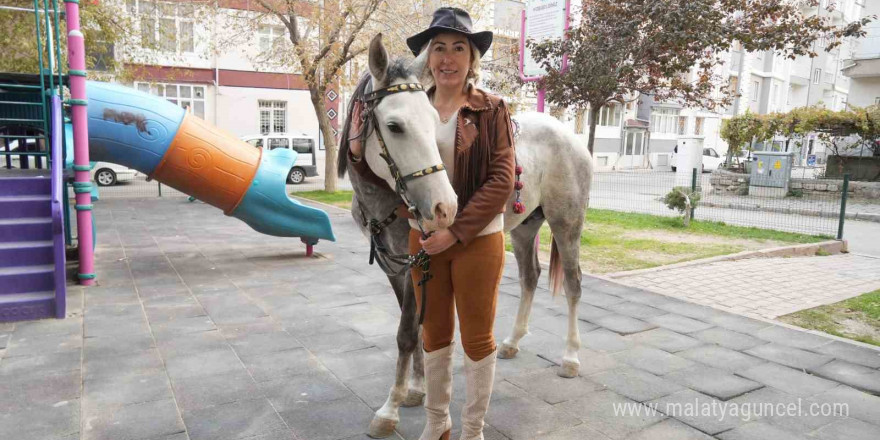 Niğde’nin kadın kovboy muhtarı, atıyla mahalle sakinlerini ziyaret ediyor