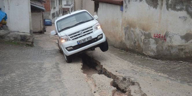 Niksar’da, belediye çalışmaları yetersiz kaldı, araç çukura saplandı