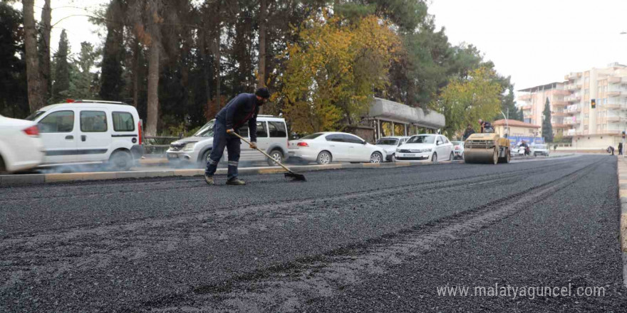 Nizip Belediyesi ekipleri yol yapımına devam ediyor