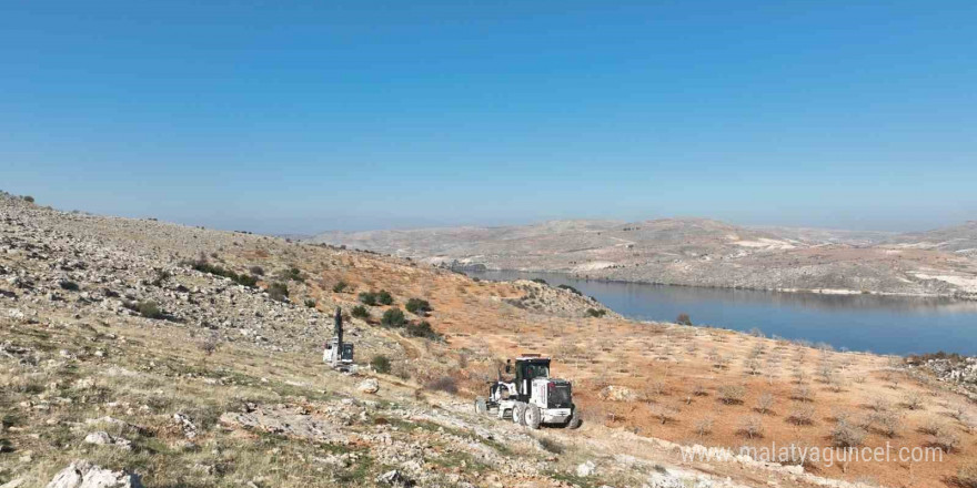 Nizip Belediyesi ekipleri yol yapımına devam ediyor