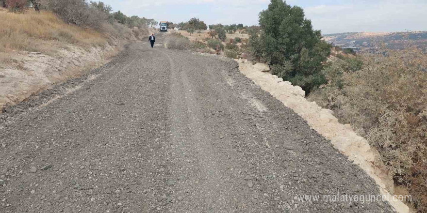 Nizip Belediyesi, kırsal mahallelerdeki yolları düzenliyor