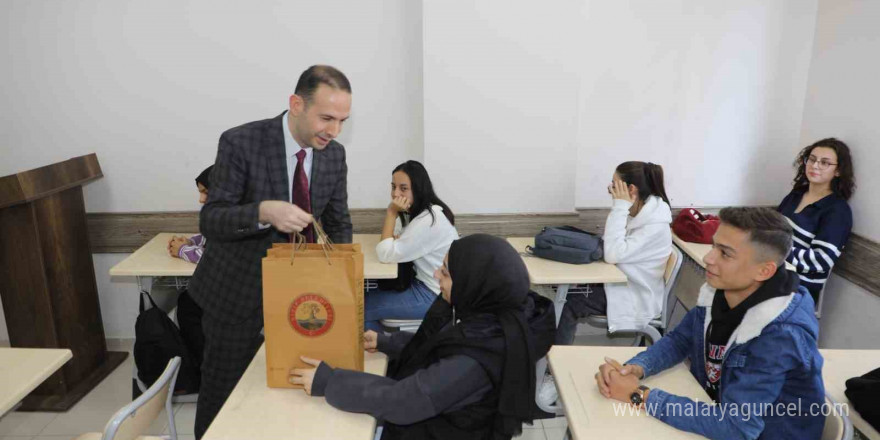 Nizip Belediyesi’nden üniversite öğrencilerine kitap desteği