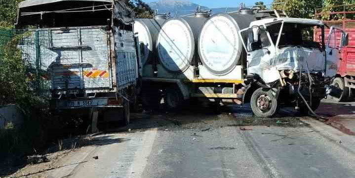 Ödemiş’te kamyonlar kafa kafaya çarpıştı: 2 yaralı