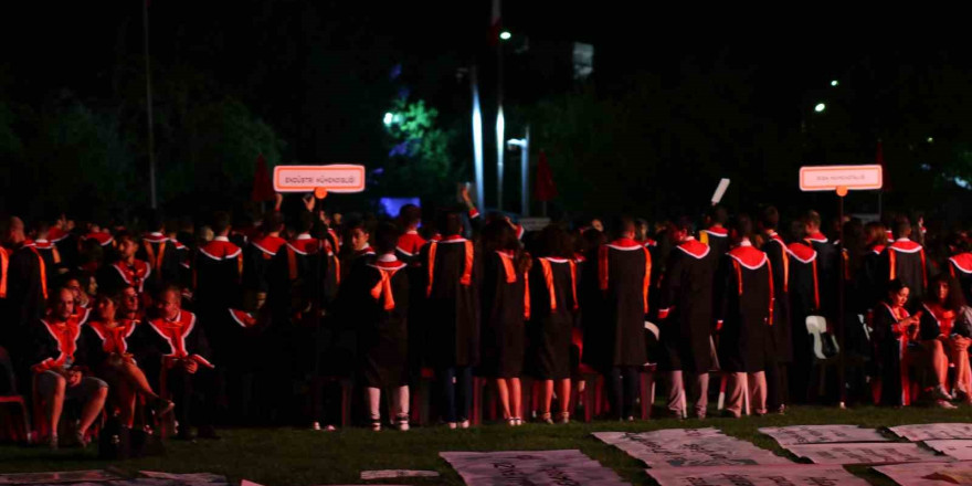 ODTÜ öğrencileri, 2 haftalık Rektör Yozgatlıgil’in konuşmasını sahnenin elektriklerini keserek protesto etti