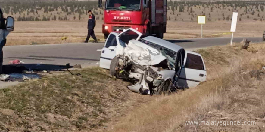 Öğrenci almaya giden servis aracı otomobille çarpıştı 5 kişi ağır yaralandı