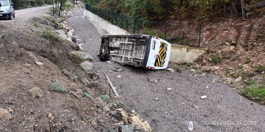 Öğrenci servisi devrildi: 9 yaralı