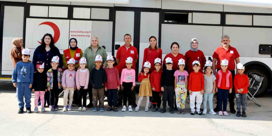 Öğrenci velileri kan bağışında bulundu