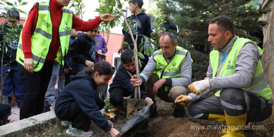 Öğrenciler, 5 bin narenciye fidanını toprakla buluşturdu