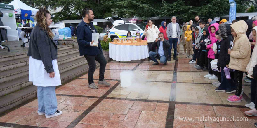 Öğrenciler, bilim şenliğinde hem eğlendi hem de öğrendi