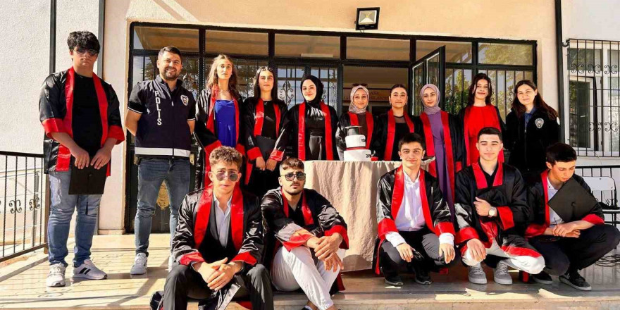 Öğrenciler mezuniyet programına polisleri de davet etti