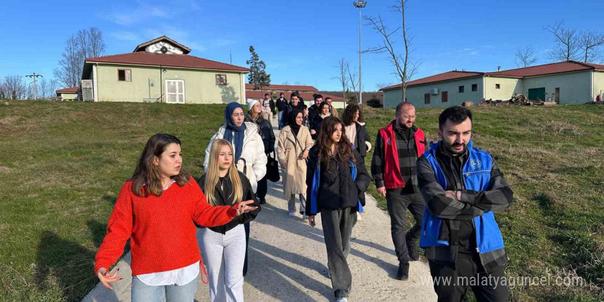 Öğrenciler, sokak hayvanları merkezini inceledi